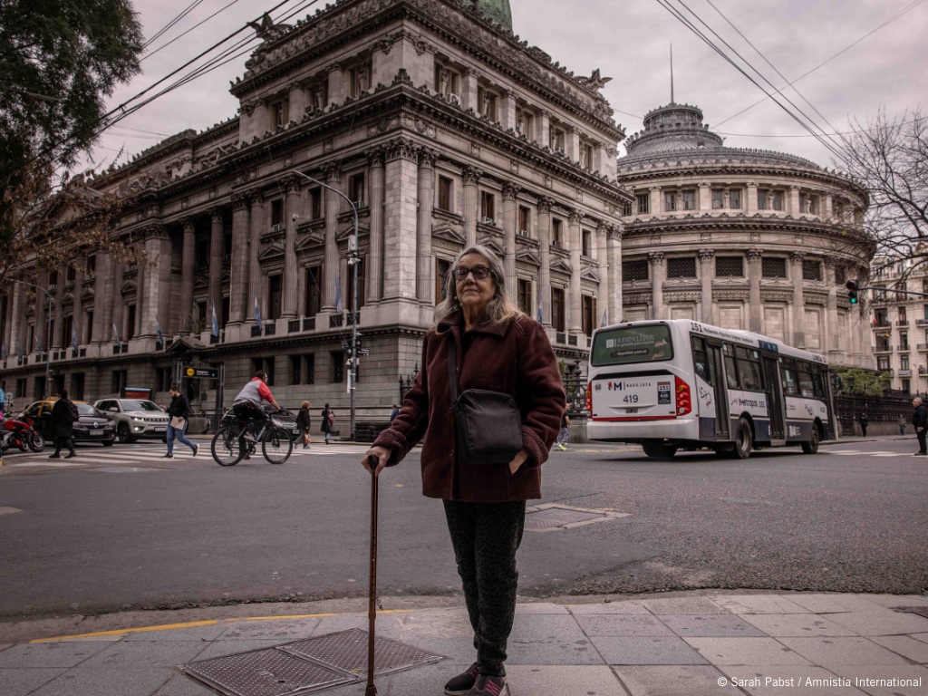 Beatriz Blanco, de pie con su bastón frente al Congreso de la Nación